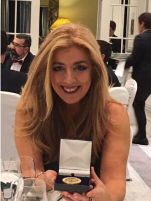 La pintora y escultora sevillana Sabrina Casal ha sido distinguida con la Medalla de Oro de los Reyes Católicos del Foro Europa 2001.