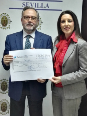  El Colegio de Procuradores de Sevilla entrega el talón del euro solidario a Cáritas Diocesana