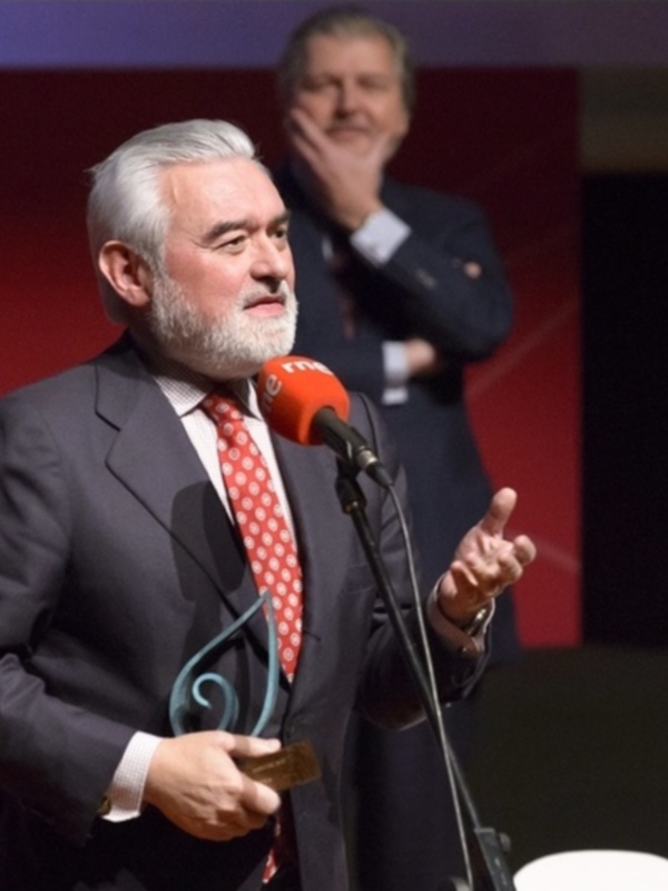 RNE entrega los Premios El Ojo Crítico 2015, que homenajean la trayectoria del director de la RAE, Darío Villanueva  