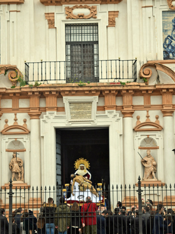 El grupo escultórico de los Sagrados titulares de la Hermandad del Baratillo, regresó a su Capilla