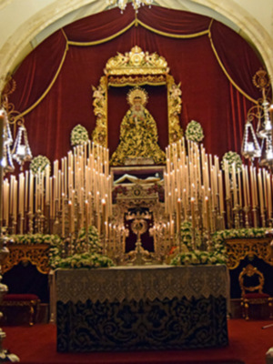 La Hermandad de la Soledad de Alcalá del Río, presento este magnífico altar efímero para sus cultos.