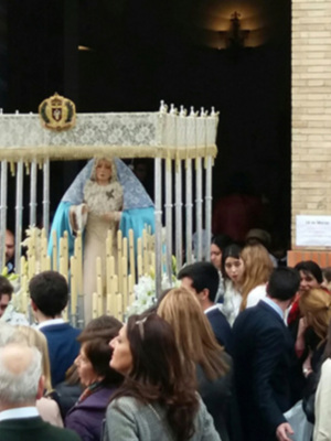 El Colegio Santa Ana saca el paso de la Virgen de la Azucena a la calle