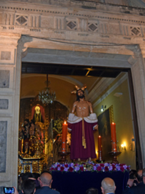 La imagen de Jesús  Despojado en Viacrucis por  el barrio sevillano de Molviedro. 