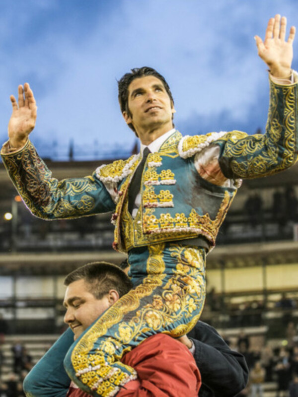 Puerta Grande para Cayetano en el cierre de la feria de Fallas