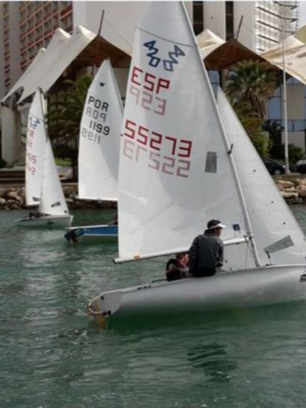 La flota sevillana, en los Campeonatos de España de 420 y Optimist