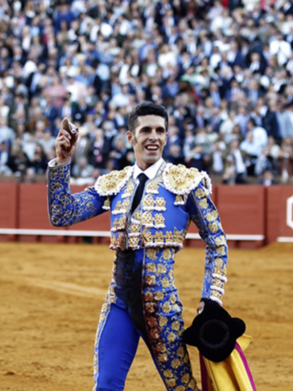 Oreja para Talavante y buena faena de Morante, que escucha tres avisos