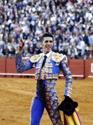 Oreja para Talavante y buena faena de Morante, que escucha tres avisos