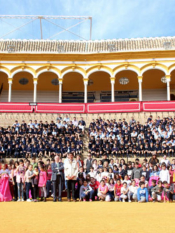 Cerca de un millar de escolares y universitarios torean en la Plaza de Toros de Sevilla 
