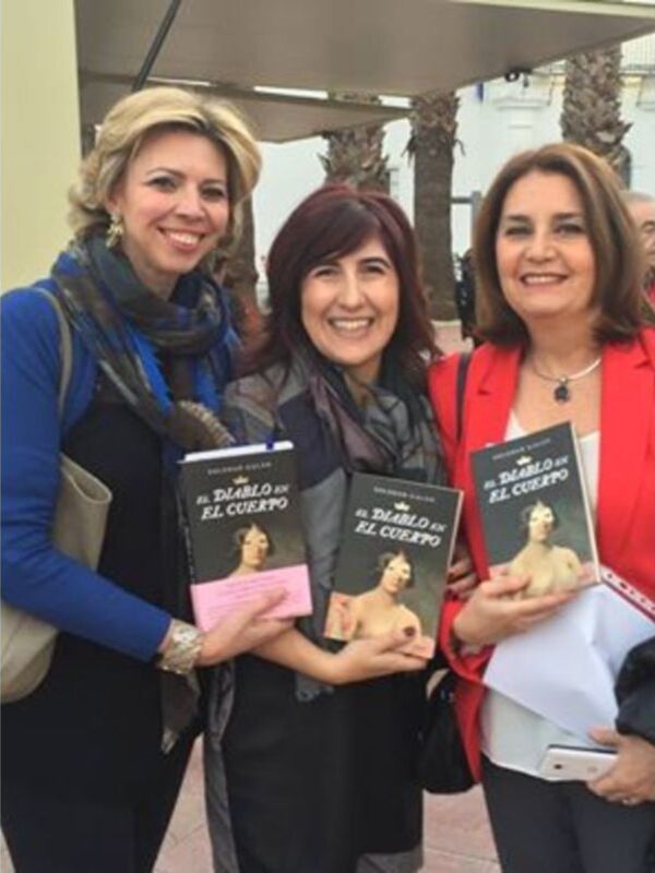 Marina Bernal y Esperanza Torres presentaron "El diablo en el cuerpo" (Penguin Random House) en la carpa central de la Feria del Libro de Tomares (Sevilla).