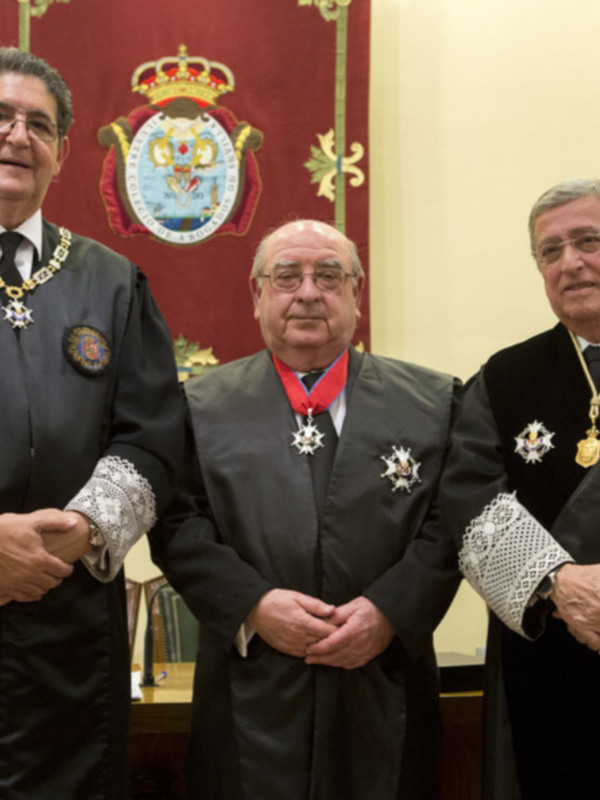 Impuesta la Cruz de San Raimundo de Peñafort al letrado Fernando Piruat de la Barrera