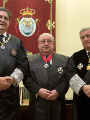 Impuesta la Cruz de San Raimundo de Peñafort al letrado Fernando Piruat de la Barrera