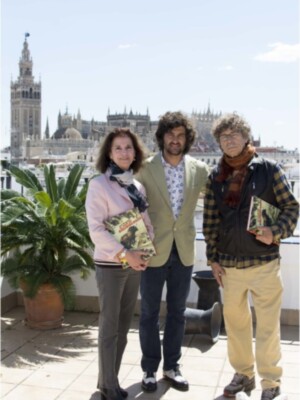 La Excma. Sra. Marquesa de Méritos, presidenta de la Real Academia de Bellas Artes de Santa Isabel de Hungría, recibe de manos del maestro Morante de la Puebla un ejemplar de la edición de honor de El Arte de Birlibirloque