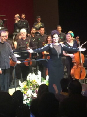 ERIKA LEIVA PONE EN PIE EL TEATRO MAESTRANZA EN EL CONCIERTO DE FERIA 