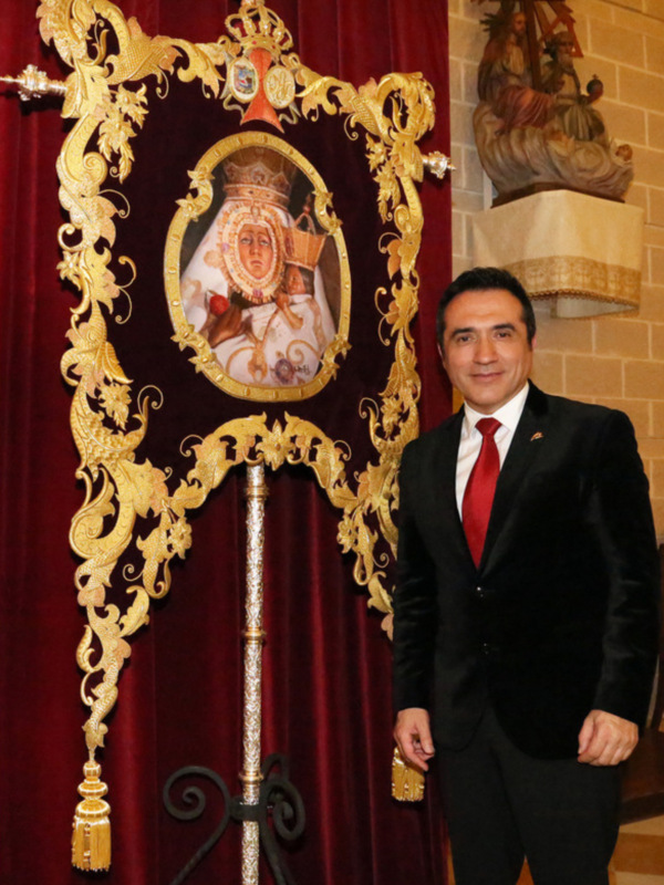 EL PINTOR ANTONIO MONTIEL PLASMA A LA VIRGEN DE LA CABEZA