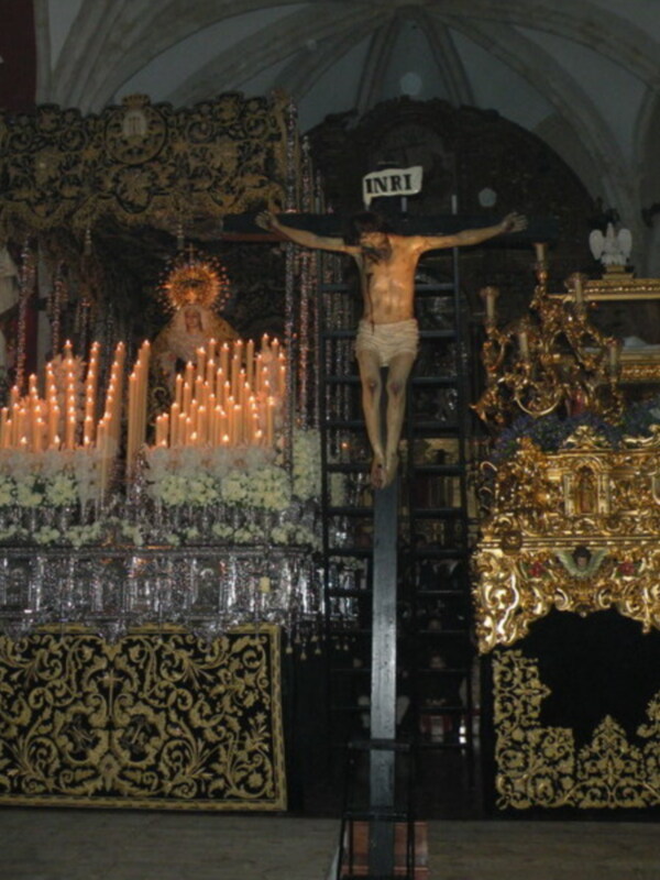  La Semana Santa de Alcalá del Río termino con la devoción de la Hermandad de la Soledad.