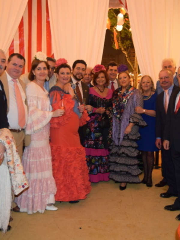 Hermanos Mayores Penitenciales y directivos de casas Institucionales en la recepción de la caseta de Feria del Circulo Mercantil de Sevilla.