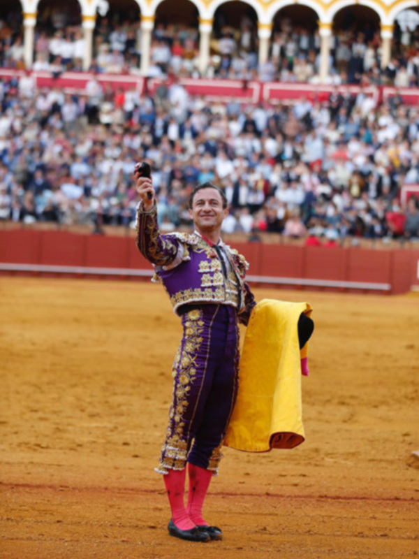 Rafaelillo corta una oreja en la de Miura