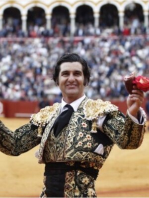 Morante corta dos orejas y Roca Rey, una