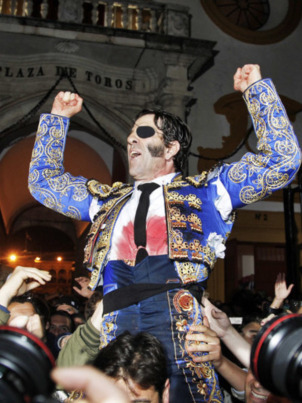 Juan José Padilla abre la Puerta del Príncipe