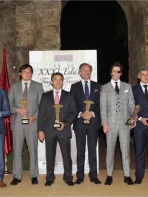 PADILLA RECOGE EL TROFEO ESPARTACO DE EL CORTE INGLÉS COMO TRIUNFADOR DE LA FERIA DE SEVILLA