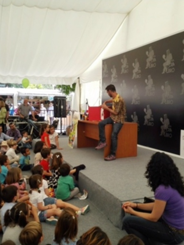 JESÚS CARRASCO Y BEATRIZ RODRÍGUEZ CONVERSAN SOBRE LA NUEVA NARRATIVA ANDALUZA EL DOMINGO 1 DE MAYO EN LA FERIA DEL LIBRO