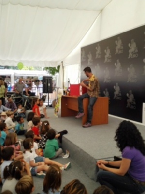 JESÚS CARRASCO Y BEATRIZ RODRÍGUEZ CONVERSAN SOBRE LA NUEVA NARRATIVA ANDALUZA EL DOMINGO 1 DE MAYO EN LA FERIA DEL LIBRO