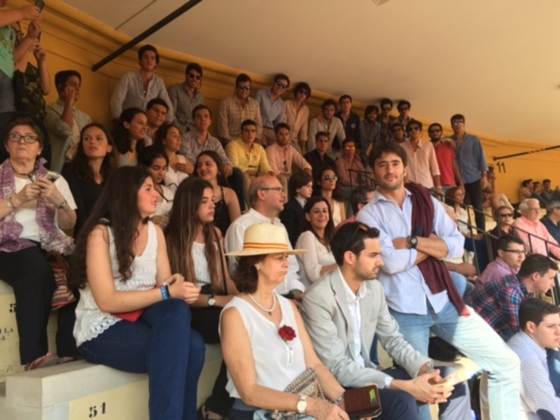 200 jóvenes universitarios invitados por la Empresa Pagés a la novillada   