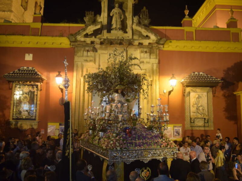 El barrio de San Lorenzo con la Pastora de San  Antonio de Sevilla