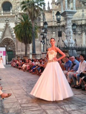 Pilar Rubio presenta en SIQ Sevilla La Vuelta del Esplendor, una colección inspirada en el resurgir de la moda en los años 50