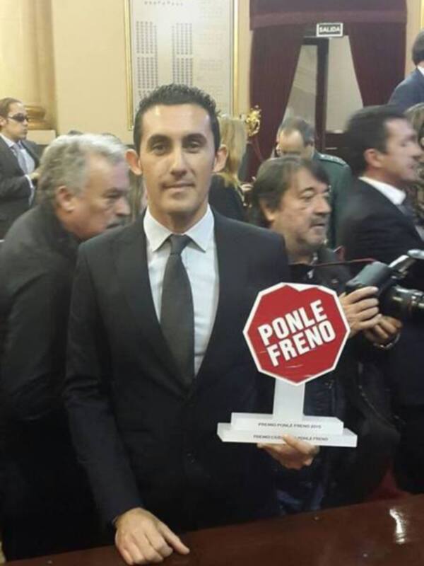 El guardia civil Jesús Rodríguez Sánchez recibe en el Senado un galardón por su labor en seguridad infantil en el coche