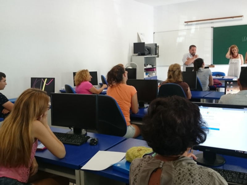 Trece desempleados concluyen un curso de iniciación a la red de Internet de la delegación de Fomento Económico(Chipiona)