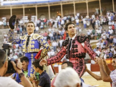 Lleno en los tendidos y Puerta Grande para El Fandi y Cayetano