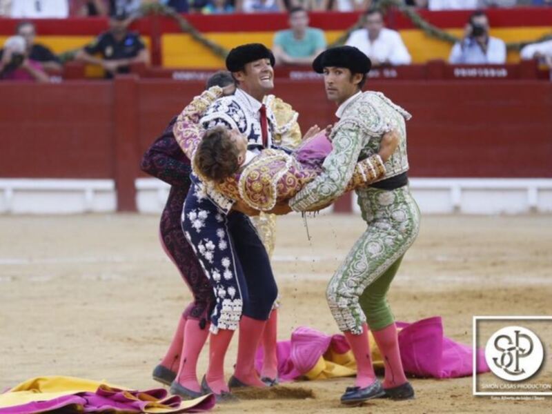 Manuel Escribano dos orejas y fuerte cornada