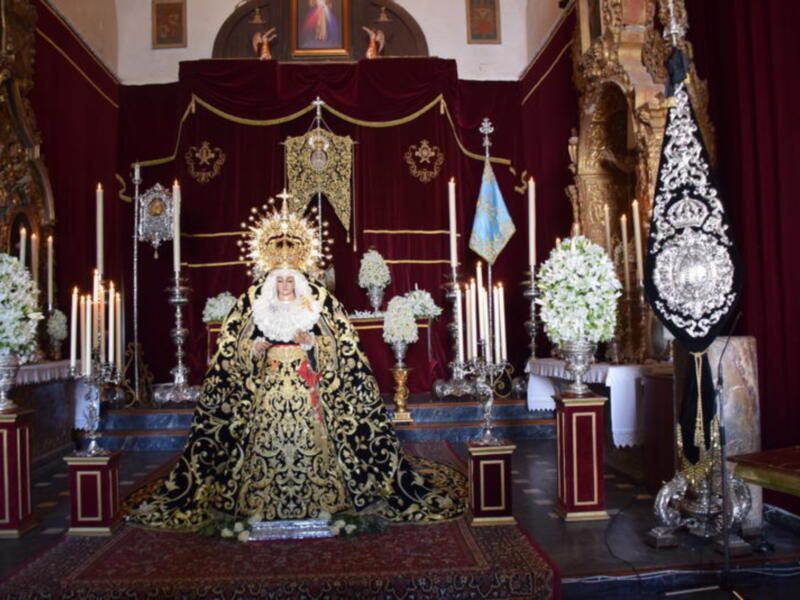 Extraordinario besamanos  de  la virgen de los Dolores ilipense por su XX Aniversario de su coronación