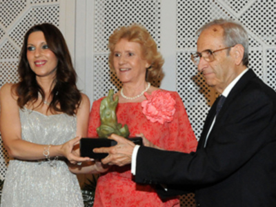 III Premio ‘Procuradora Ascensión García Ortiz’, entregado por el Colegio de Procuradores de Sevilla a la Defensora del Pueblo, Soledad Becerril.