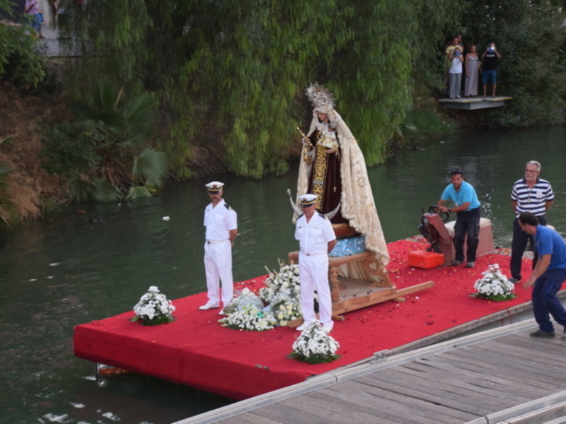 El Carmen del puente de Triana paseó por su río y por su barrio trianero.