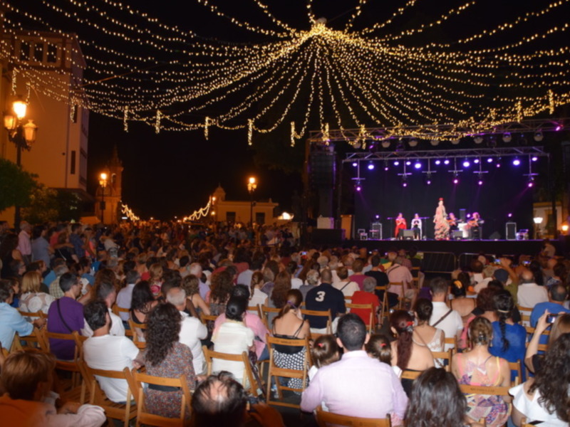 La voz de la artista la negrí y el baile flamenco de María del Mar Berlanga en el programa flamenco de la Velá de Santiago y Santa Ana
