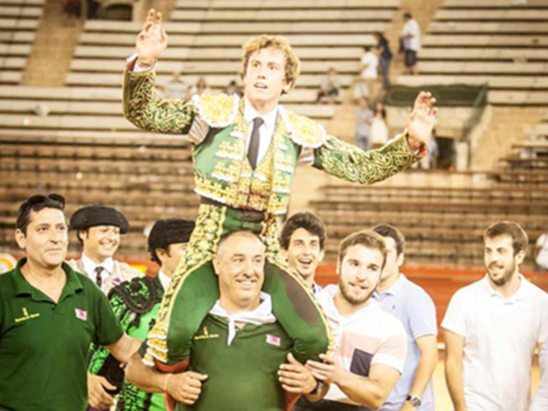 Puerta Grande para Román y un trofeo para Rafaelillo