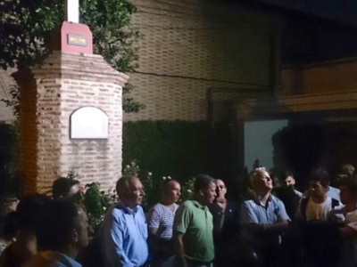 Costaleros del palio de la virgen de la Paz para su coronación, con los Donantes de Organos