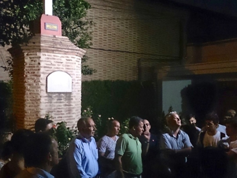 Costaleros del palio de la virgen de la Paz para su coronación, con los Donantes de Organos