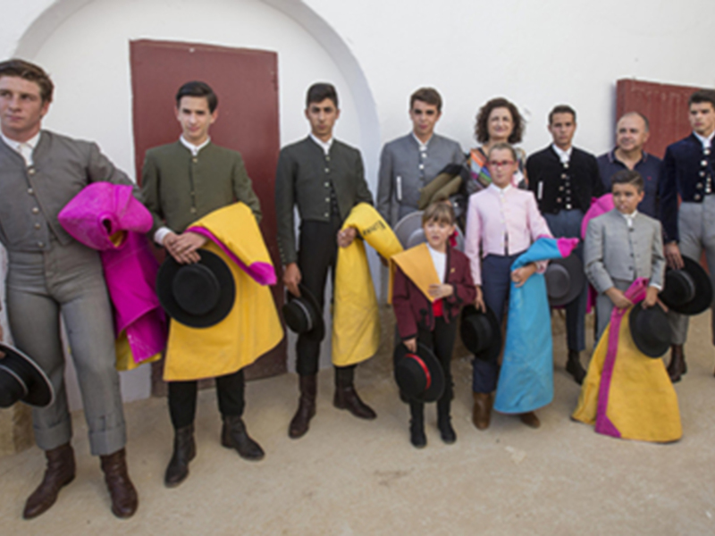 Trigueros y Expósito cortan dos orejas en la primera clase práctica de la feria