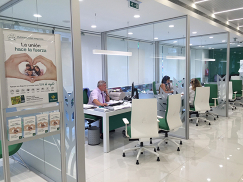 Caja Rural del Sur inaugura su nueva oficina principal en la calle Murillo, 2, adaptada a la nueva imagen de banca urbana que desarrolla la entidad