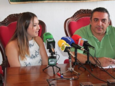 La cantante loreña María Espinosa presenta en el Ayuntamiento de Lora del Río el concierto en homenaje a Gracia Montes