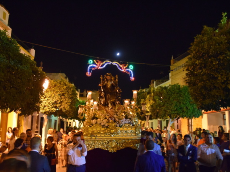 Procesión  de subida del Santo Patrón Ilipense San Gregorio de Osset vecino de la villa y alcalde perpetuo de la localidad.