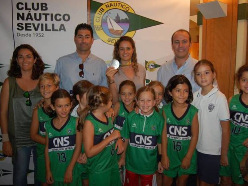 Equipo de baloncesto infantil del Club Náutico Sevilla posando con sus entrenadores.