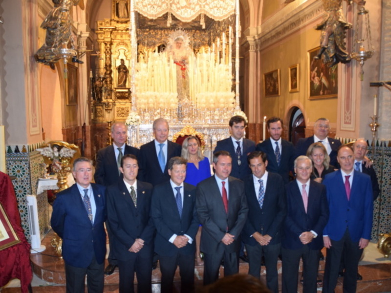 La virgen de la Paz recibió la medalla de la ciudad de Sevilla.