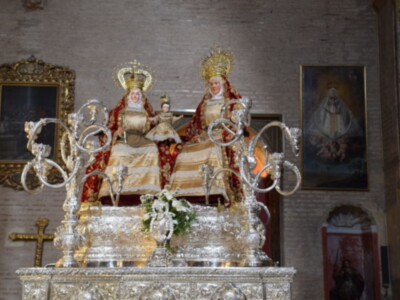 El grupo escultórico de las tres generaciones de Santa Ana entronizado en su paso para la procesión.