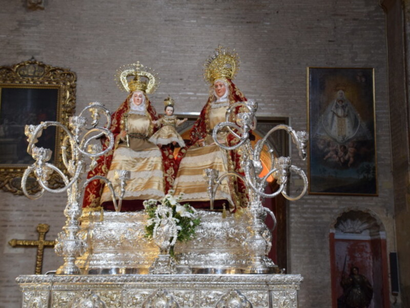 El grupo escultórico de las tres generaciones de Santa Ana entronizado en su paso para la procesión.