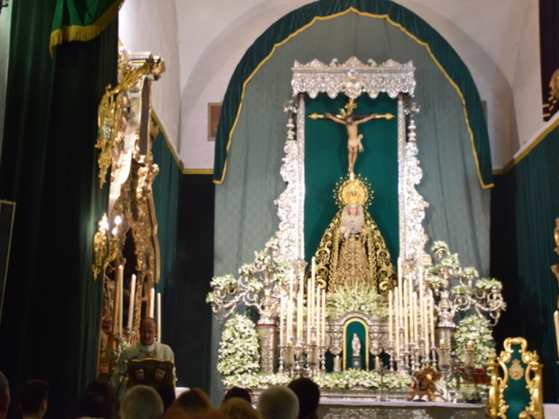 XLV Aniversario de la Coronación Canónica de la Virgen de las Angustias de Alcalá del Río en su altar de cultos.