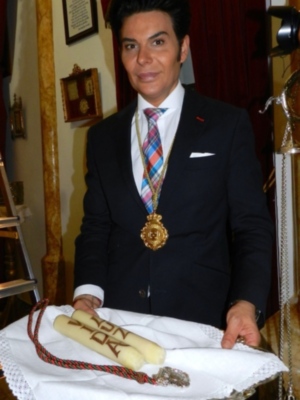 La Patrona de Aznalcazar Ntra. Sra. de la Encarnación, llevó en su paso luces por los donates de órgano.